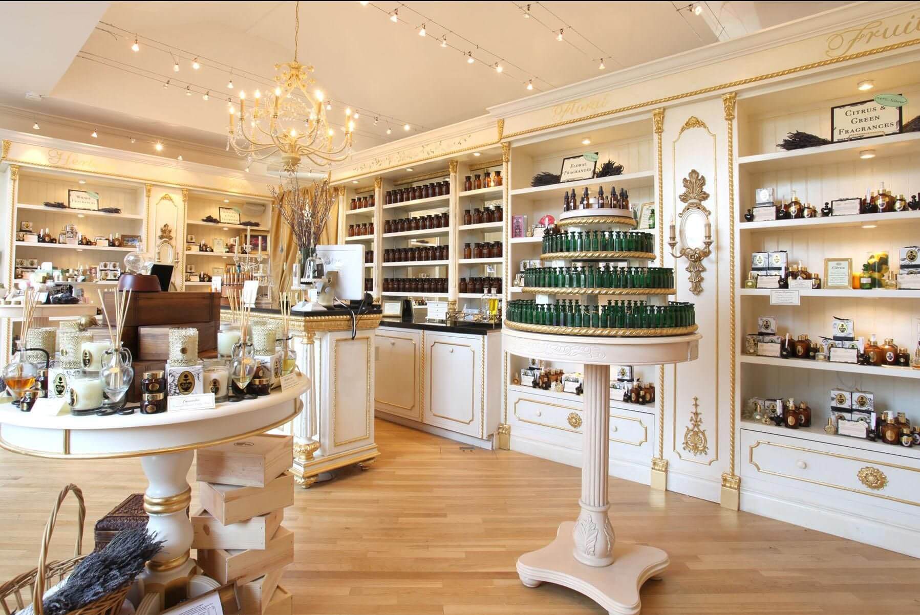 Mặt tiền của shop với thiết kế đơn giản nhưng có sức hút